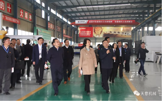 濟寧市委常委、組織部部長孔凡萍帶領(lǐng)全市“兩新”組織黨建工作現(xiàn)場觀摩團蒞臨天意機械調(diào)研指導(dǎo)